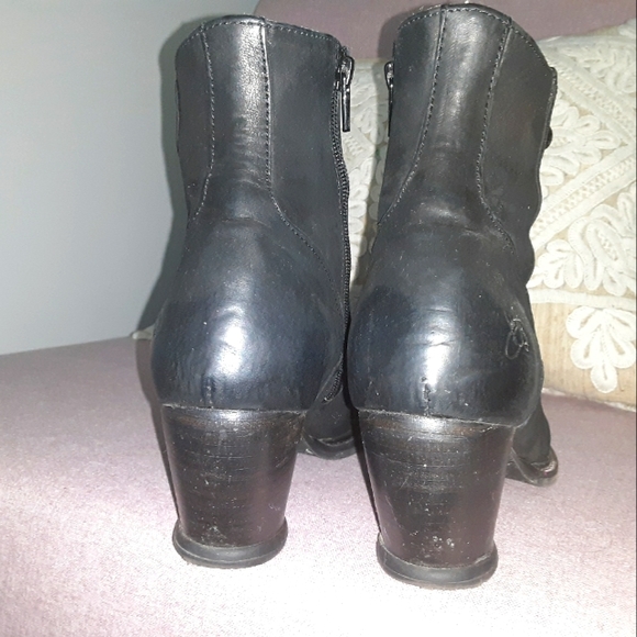 John Fluevog "Venables" ankle boot. - Picture 4 of 5